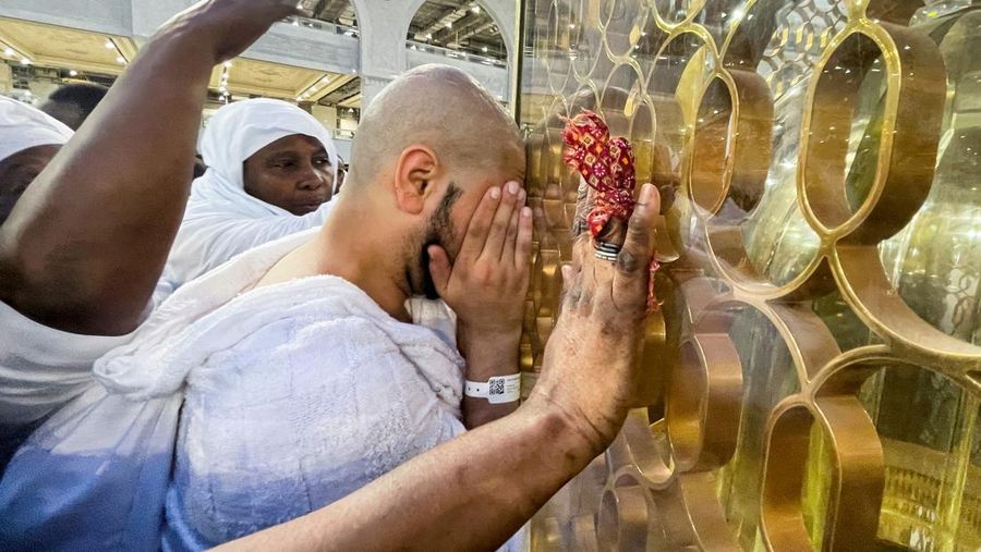 Seorang peziarah Muslim menangis di sebelah Maqam Ibrahim di kota suci Mekkah, Arab Saudi, Jumat (1/7/2022). Arab Saudi kembali mengizinkan jamaah haji luar negeri untuk beribadah ke negara mereka pada musim haji tahun ini usai 2 tahun terganggu covid. (REUTERS/Mohammed Salem)