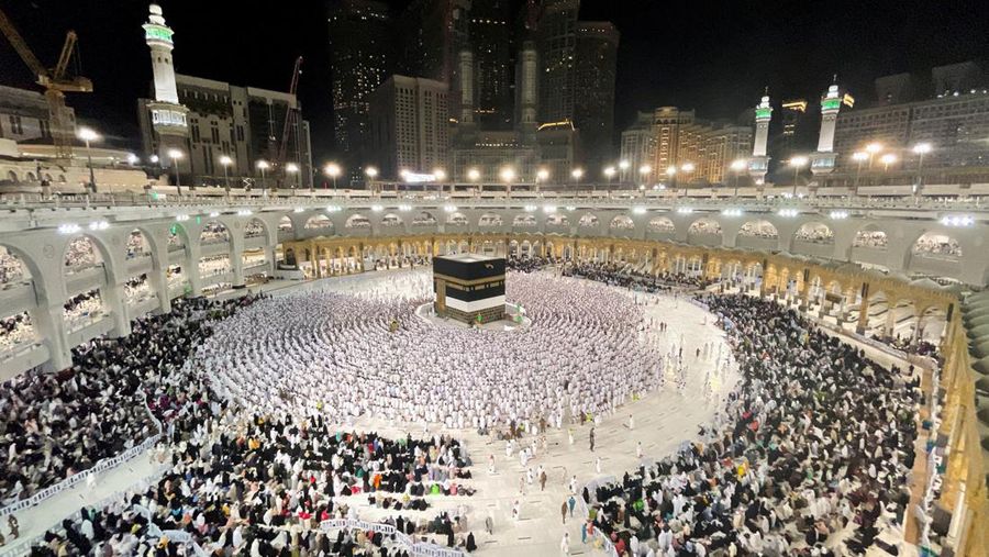 Ibadah Haji mengelilingi Ka'bah dan berdoa di Masjidil Haram di kota suci Mekkah, Arab Saudi Umat Muslim mengelilingi Ka'bah dan berdoa di Masjidil Haram di kota suci Mekkah, Arab Saudi, Jumat (1/7/2022). Arab Saudi kembali mengizinkan jamaah haji luar negeri untuk beribadah ke negara mereka pada musim haji tahun ini usai 2 tahun terganggu covid. (REUTERS/Mohammed Salem)