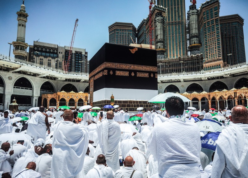 Ibadah Haji mengelilingi Ka'bah dan berdoa di Masjidil Haram di kota suci Mekkah, Arab Saudi Umat Muslim mengelilingi Ka'bah dan berdoa di Masjidil Haram di kota suci Mekkah, Arab Saudi, Jumat (1/7/2022). (REUTERS/Mohammed Salem)