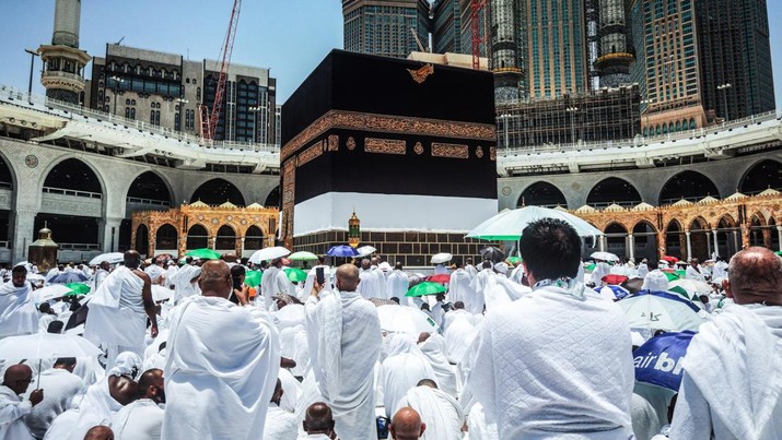 Ibadah Haji mengelilingi Ka'bah dan berdoa di Masjidil Haram di kota suci Mekkah, Arab Saudi Peziarah Muslim yang datang ke tanah suci dari seluruh dunia, menunaikan salat Jumat di sekitar Ka'bah di Masjidil Haram di kota suci Mekkah, Arab Saudi, Jumat (1/7/2022). Arab Saudi kembali mengizinkan jamaah haji luar negeri untuk beribadah ke negara mereka pada musim haji tahun ini usai 2 tahun terganggu covid. (Photo by Islam Yakut/Anadolu Agency via Getty Images)