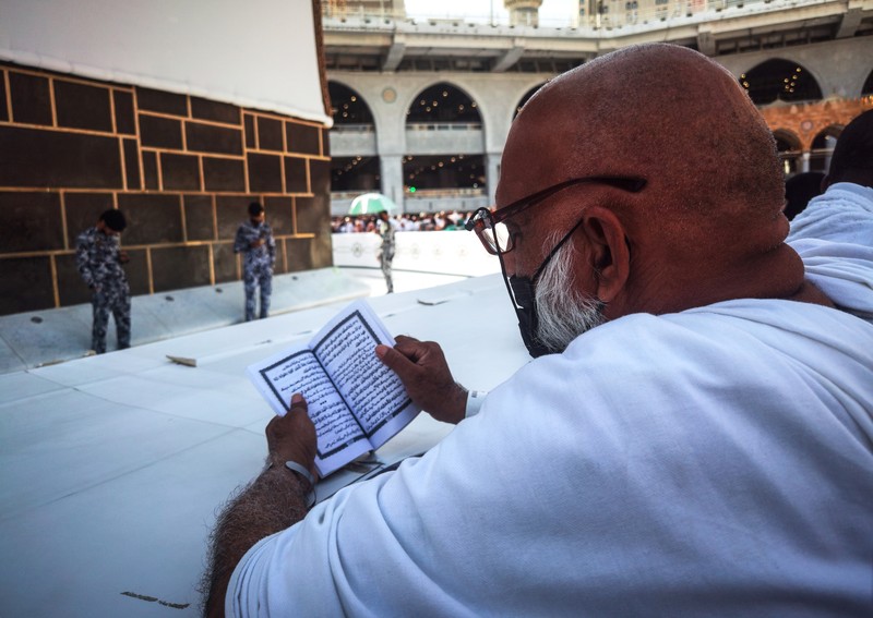 Ibadah Haji mengelilingi Ka'bah dan berdoa di Masjidil Haram di kota suci Mekkah, Arab Saudi Umat Muslim mengelilingi Ka'bah dan berdoa di Masjidil Haram di kota suci Mekkah, Arab Saudi, Jumat (1/7/2022). (REUTERS/Mohammed Salem)