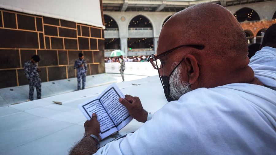 Peziarah Muslim yang datang ke tanah suci dari seluruh dunia, menunaikan salat Jumat di sekitar Ka'bah di Masjidil Haram di kota suci Mekkah, Arab Saudi, Jumat (1/7/2022). Arab Saudi kembali mengizinkan jamaah haji luar negeri untuk beribadah ke negara mereka pada musim haji tahun ini usai 2 tahun terganggu covid. (Photo by Islam Yakut/Anadolu Agency via Getty Images)