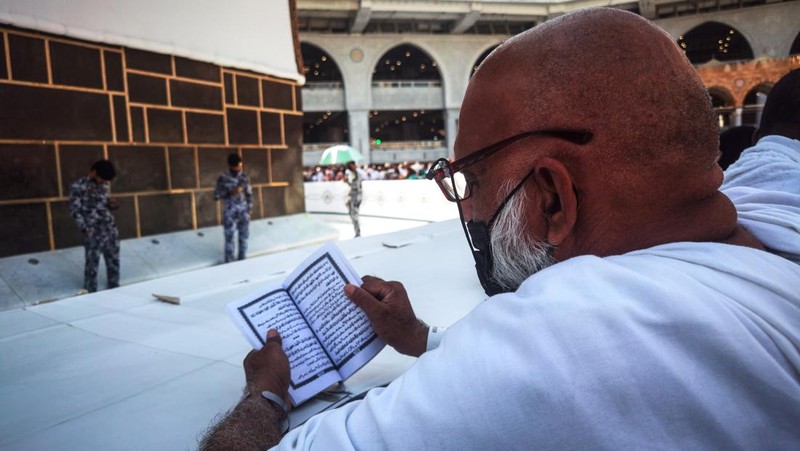 Umat Muslim mengelilingi Ka'bah dan berdoa di Masjidil Haram di kota suci Mekkah, Arab Saudi, Jumat (1/7/2022). (REUTERS/Mohammed Salem)