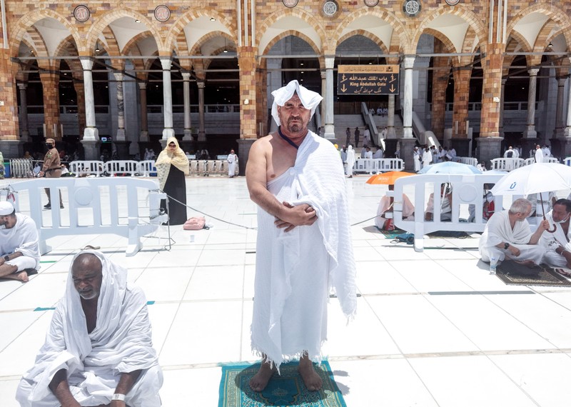 Ibadah Haji mengelilingi Ka'bah dan berdoa di Masjidil Haram di kota suci Mekkah, Arab Saudi Umat Muslim mengelilingi Ka'bah dan berdoa di Masjidil Haram di kota suci Mekkah, Arab Saudi, Jumat (1/7/2022). (REUTERS/Mohammed Salem)