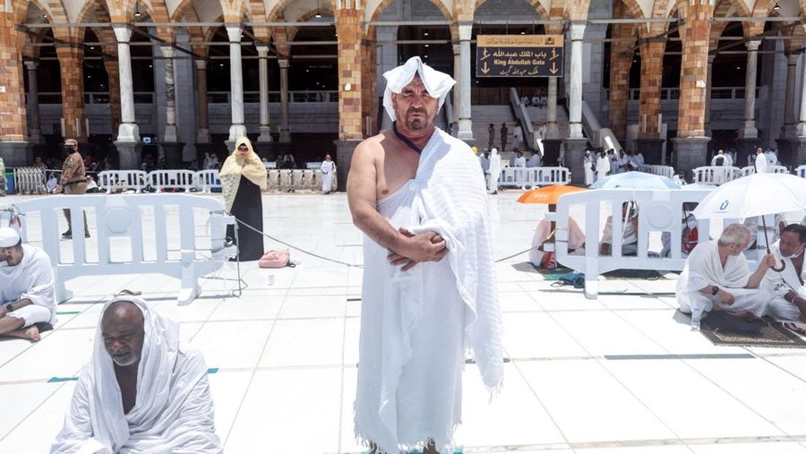 Peziarah Muslim yang datang ke tanah suci dari seluruh dunia, menunaikan salat Jumat di sekitar Ka'bah di Masjidil Haram di kota suci Mekkah, Arab Saudi, Jumat (1/7/2022). Arab Saudi kembali mengizinkan jamaah haji luar negeri untuk beribadah ke negara mereka pada musim haji tahun ini usai 2 tahun terganggu covid. (Photo by Islam Yakut/Anadolu Agency via Getty Images)