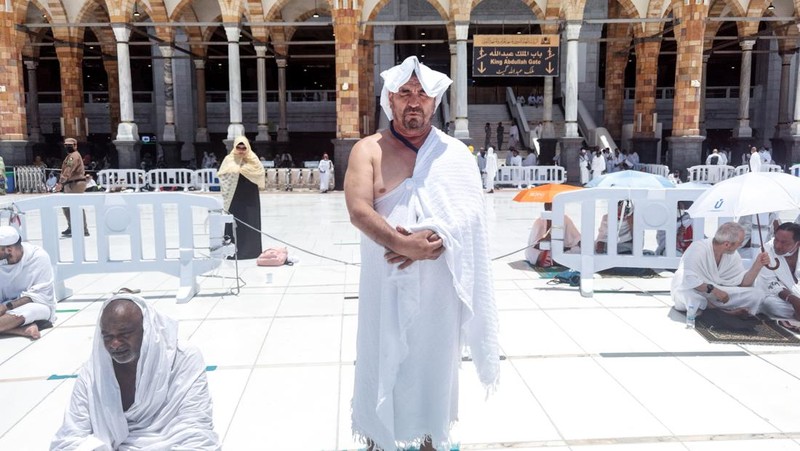 Umat Muslim mengelilingi Ka'bah dan berdoa di Masjidil Haram di kota suci Mekkah, Arab Saudi, Jumat (1/7/2022). (REUTERS/Mohammed Salem)