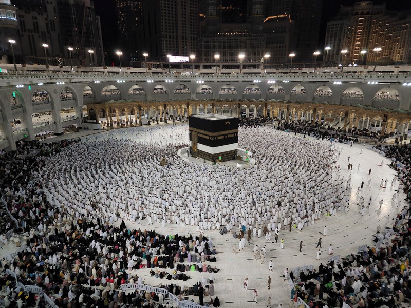 Umat Muslim mengelilingi Ka'bah dan berdoa di Masjidil Haram di kota suci Mekkah, Arab Saudi, Jumat (1/7/2022). (REUTERS/Mohammed Salem)