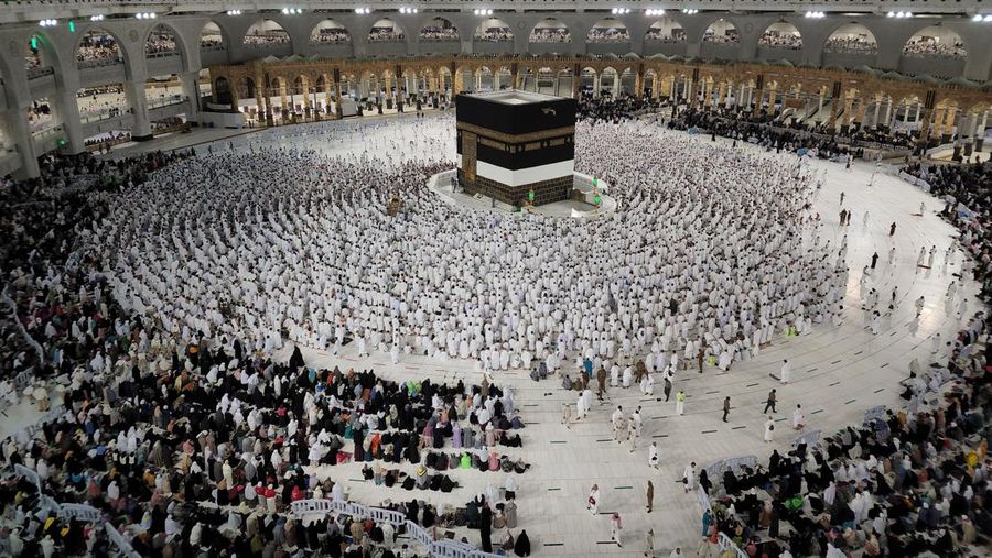 Umat Muslim mengelilingi Ka'bah dan berdoa di Masjidil Haram di kota suci Mekkah, Arab Saudi, Jumat (1/7/2022). Arab Saudi kembali mengizinkan jamaah haji luar negeri untuk beribadah ke negara mereka pada musim haji tahun ini usai 2 tahun terganggu covid. (Photo by Ashraf Amra/Anadolu Agency via Getty Images)