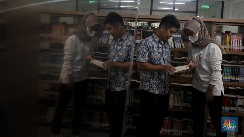 Karyawan menata koleksi buku di Perpustakaan Umum Provinsi DKI Jakarta Cikini, Taman Ismail Marzuki, Jakarta, Kamis (30/6/2022). Perpustakaan dengan koleksi sebanyak 187 buku tersebut akan dibuka untuk umum pada bulan Juli 2022. (CNBC Indonesia/ Andrean Kristianto)