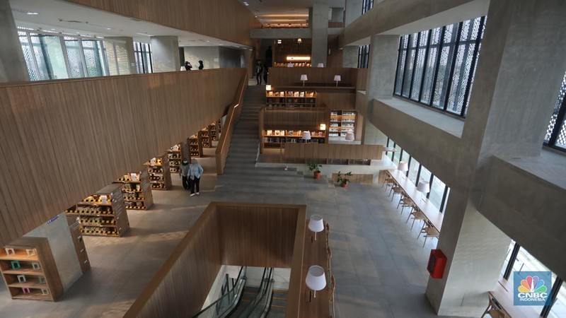 Karyawan menata koleksi buku di Perpustakaan Umum Provinsi DKI Jakarta Cikini, Taman Ismail Marzuki, Jakarta, Kamis (30/6/2022). Perpustakaan dengan koleksi sebanyak 187 buku tersebut akan dibuka untuk umum pada bulan Juli 2022. (CNBC Indonesia/ Andrean Kristianto)
