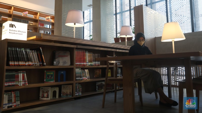 Karyawan menata koleksi buku di Perpustakaan Umum Provinsi DKI Jakarta Cikini, Taman Ismail Marzuki, Karyawan menata koleksi buku di Perpustakaan Umum Provinsi DKI Jakarta Cikini, Taman Ismail Marzuki, Jakarta, Kamis (30/6/2022). Perpustakaan dengan koleksi sebanyak 187 buku tersebut akan dibuka untuk umum pada bulan Juli 2022. (CNBC Indonesia/ Andrean Kristianto)