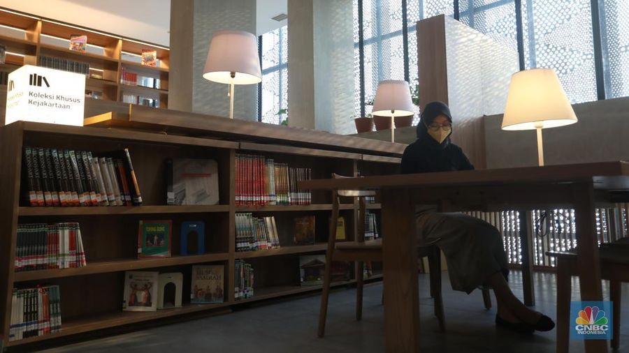 Karyawan menata koleksi buku di Perpustakaan Umum Provinsi DKI Jakarta Cikini, Taman Ismail Marzuki, Jakarta, Kamis (30/6/2022). Perpustakaan dengan koleksi sebanyak 187 buku tersebut akan dibuka untuk umum pada bulan Juli 2022. (CNBC Indonesia/ Andrean Kristianto)