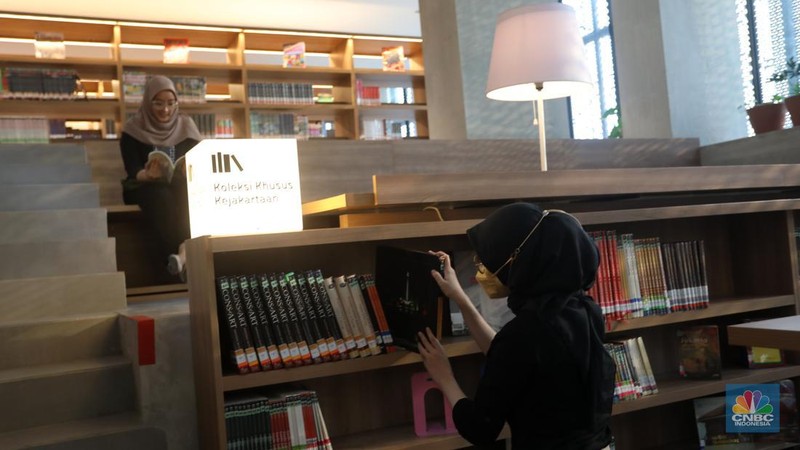 Karyawan menata koleksi buku di Perpustakaan Umum Provinsi DKI Jakarta Cikini, Taman Ismail Marzuki, Jakarta, Kamis (30/6/2022). Perpustakaan dengan koleksi sebanyak 187 buku tersebut akan dibuka untuk umum pada bulan Juli 2022. (CNBC Indonesia/ Andrean Kristianto)