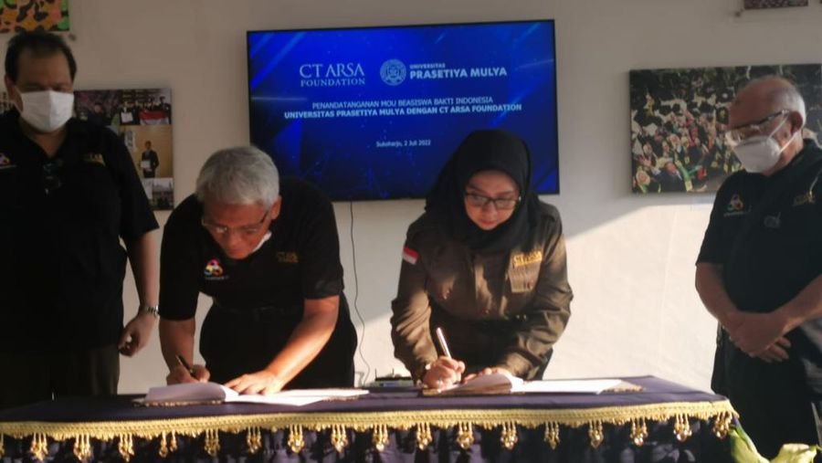 Penandatanganan kerjasama antara CT Arsa Foundation dengan Yayasan Prasetia Mulya di SMA Unggulan CT Arsa di Sukoharjo. (Istimewa)