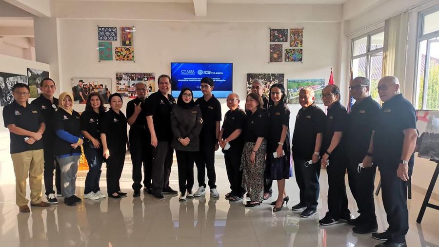 Penandatanganan kerjasama antara CT Arsa Foundation dengan Yayasan Prasetia Mulya di SMA Unggulan CT Arsa di Sukoharjo. (Istimewa)