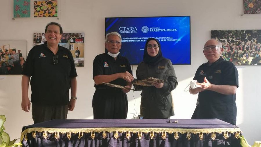 Penandatanganan kerjasama antara CT Arsa Foundation dengan Yayasan Prasetia Mulya di SMA Unggulan CT Arsa di Sukoharjo. (Istimewa)
