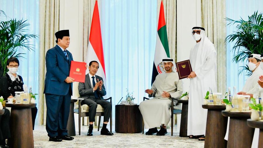 Presiden Joko Widodo dan Presiden Persatuan Emirat Arab (PEA) Sheikh Mohamed bin Zayed bin Sultan Al Nahyan menyaksikan pertukaran dokumen IUAE-CEPA (Indonesia-United Arab Emirates Comprehensive Economic Partnership Agreement) yang telah disepakati kedua negara di Istana Al Shatie, Abu Dhabi, 1 Juli 2022. (Foto: Laily Rachev - Biro Pers Sekretariat Presiden)