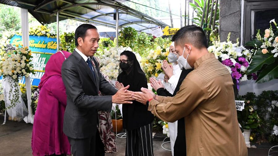 Presiden Joko Widodo (Jokowi) dan Ibu Negara Iriana Jokowi takziah ke rumah duka MenPAN-RB Tjahjo Kumolo di Kompleks Menteri Widya Chandra, Jakarta, Sabtu (2/7/2022).  (Foto: Lukas - Biro Pers Sekretariat Presiden)