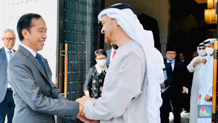 Presiden Joko Widodo melakukan pertemuan dengan Presiden Persatuan Emirat Arab (PEA) Sheikh Mohamed bin Zayed bin Sultan Al Nahyan di Istana Al Shatie, Abu Dhabi Presiden Joko Widodo melakukan pertemuan dengan Presiden Persatuan Emirat Arab (PEA) Sheikh Mohamed bin Zayed bin Sultan Al Nahyan di Istana Al Shatie, Abu Dhabi, Jumat, 1 Juli 2022. (Foto: Laily Rachev - Biro Pers Sekretariat Presiden)