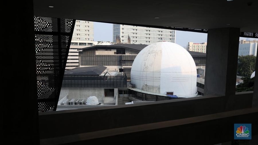 Pengunjung berada di kawasan Taman Ismail Marzuki, Jakarta, Kamis (30/6/2022). Sebanyak tujuh bangunan di kawasan TIM yakni gedung parkir TIM, Gedung Panjang, Gedung Pameran, Masjid Amir Hamzah, Bangunan Arsip Teater, Bangunan Graha Budaya, dan Planetarium di revitalisasi. (CNBC Indonesia/ Andrean Kristianto)