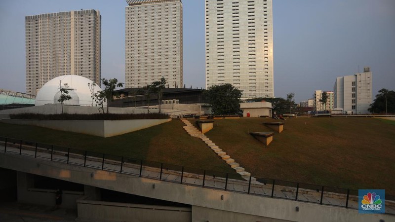 Karyawan menata koleksi buku di Perpustakaan Umum Provinsi DKI Jakarta Cikini, Taman Ismail Marzuki, Jakarta, Kamis (30/6/2022). Perpustakaan dengan koleksi sebanyak 187 buku tersebut akan dibuka untuk umum pada bulan Juli 2022. (CNBC Indonesia/ Andrean Kristianto)