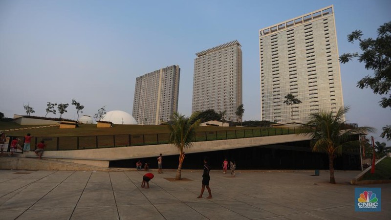 Karyawan menata koleksi buku di Perpustakaan Umum Provinsi DKI Jakarta Cikini, Taman Ismail Marzuki, Jakarta, Kamis (30/6/2022). Perpustakaan dengan koleksi sebanyak 187 buku tersebut akan dibuka untuk umum pada bulan Juli 2022. (CNBC Indonesia/ Andrean Kristianto)