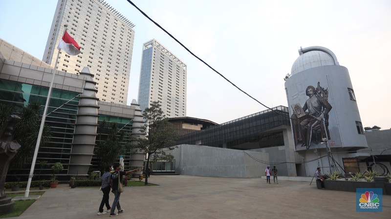 Karyawan menata koleksi buku di Perpustakaan Umum Provinsi DKI Jakarta Cikini, Taman Ismail Marzuki, Karyawan menata koleksi buku di Perpustakaan Umum Provinsi DKI Jakarta Cikini, Taman Ismail Marzuki, Jakarta, Kamis (30/6/2022). Perpustakaan dengan koleksi sebanyak 187 buku tersebut akan dibuka untuk umum pada bulan Juli 2022. (CNBC Indonesia/ Andrean Kristianto)