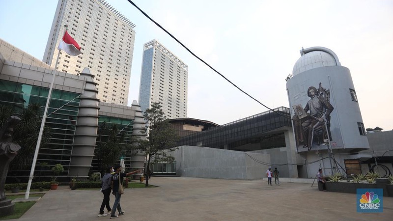 Karyawan menata koleksi buku di Perpustakaan Umum Provinsi DKI Jakarta Cikini, Taman Ismail Marzuki, Jakarta, Kamis (30/6/2022). Perpustakaan dengan koleksi sebanyak 187 buku tersebut akan dibuka untuk umum pada bulan Juli 2022. (CNBC Indonesia/ Andrean Kristianto)