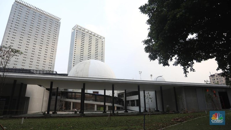 Karyawan menata koleksi buku di Perpustakaan Umum Provinsi DKI Jakarta Cikini, Taman Ismail Marzuki, Jakarta, Kamis (30/6/2022). Perpustakaan dengan koleksi sebanyak 187 buku tersebut akan dibuka untuk umum pada bulan Juli 2022. (CNBC Indonesia/ Andrean Kristianto)