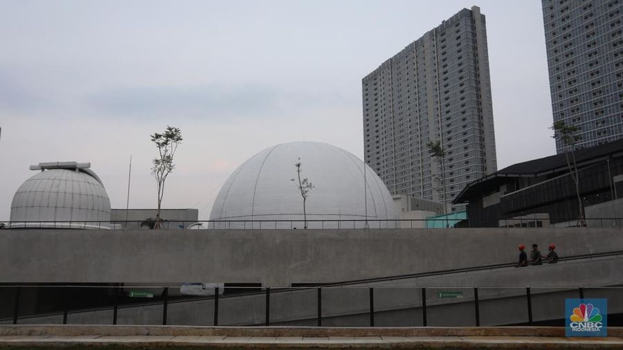 Pengunjung berada di kawasan Taman Ismail Marzuki, Jakarta, Kamis (30/6/2022). Sebanyak tujuh bangunan di kawasan TIM yakni gedung parkir TIM, Gedung Panjang, Gedung Pameran, Masjid Amir Hamzah, Bangunan Arsip Teater, Bangunan Graha Budaya, dan Planetarium di revitalisasi. (CNBC Indonesia/ Andrean Kristianto)