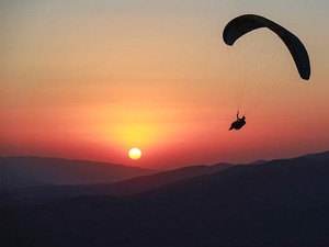 Turis Tewas Saat Paralayang, Terkuak Operator Tur Ilegal