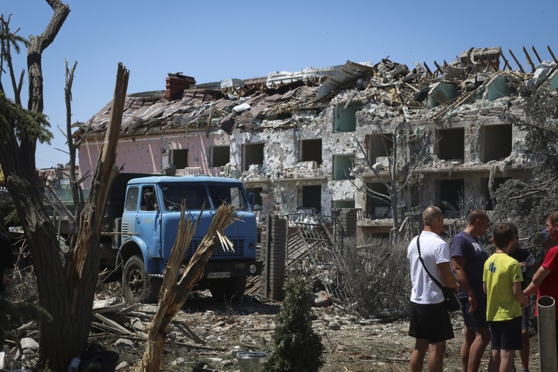 Petugas bekerja di bangunan tempat tinggal yang rusak akibat serangan rudal Rusia di desa Serhiivka, wilayah Odesa, Ukraina, Jumat (1/7/2022). Sedikitnya 21 orang tewas dan 38 lainnya cedera dalam serangan rudal Rusia di sebuah blok apartemen dan pusat rekreasi di kota resor barat daya Odessa. (Photo by Vladimir Shtanko/Anadolu Agency via Getty Images)