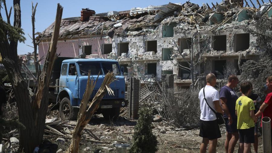 Petugas bekerja di bangunan tempat tinggal yang rusak akibat serangan rudal Rusia di desa Serhiivka, wilayah Odesa, Ukraina, Jumat (1/7/2022). Sedikitnya 21 orang tewas dan 38 lainnya cedera dalam serangan rudal Rusia di sebuah blok apartemen dan pusat rekreasi di kota resor barat daya Odessa. (Photo by Vladimir Shtanko/Anadolu Agency via Getty Images)