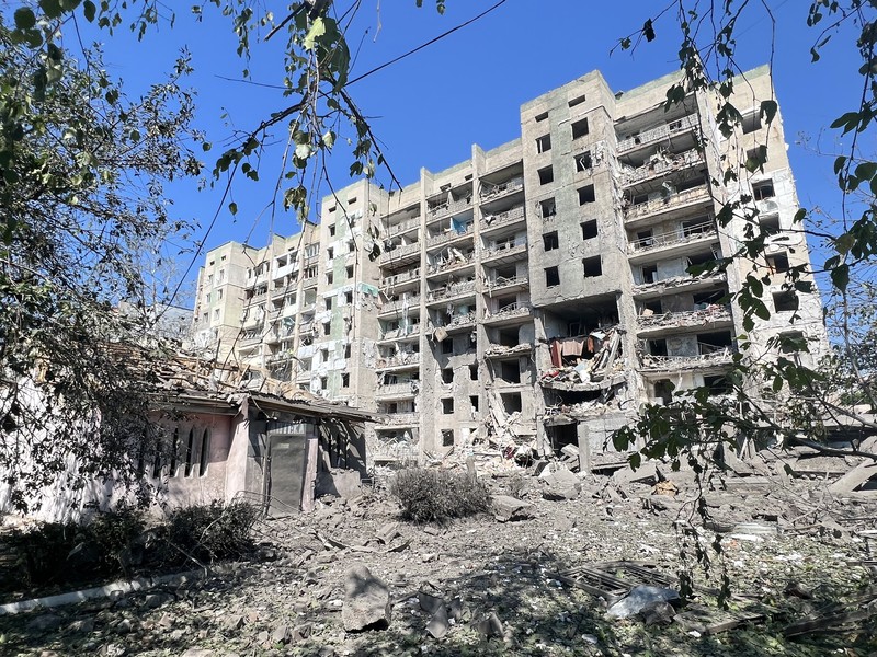 Petugas bekerja di bangunan tempat tinggal yang rusak akibat serangan rudal Rusia di desa Serhiivka, wilayah Odesa, Ukraina, Jumat (1/7/2022). Sedikitnya 21 orang tewas dan 38 lainnya cedera dalam serangan rudal Rusia di sebuah blok apartemen dan pusat rekreasi di kota resor barat daya Odessa. (Photo by Vladimir Shtanko/Anadolu Agency via Getty Images)