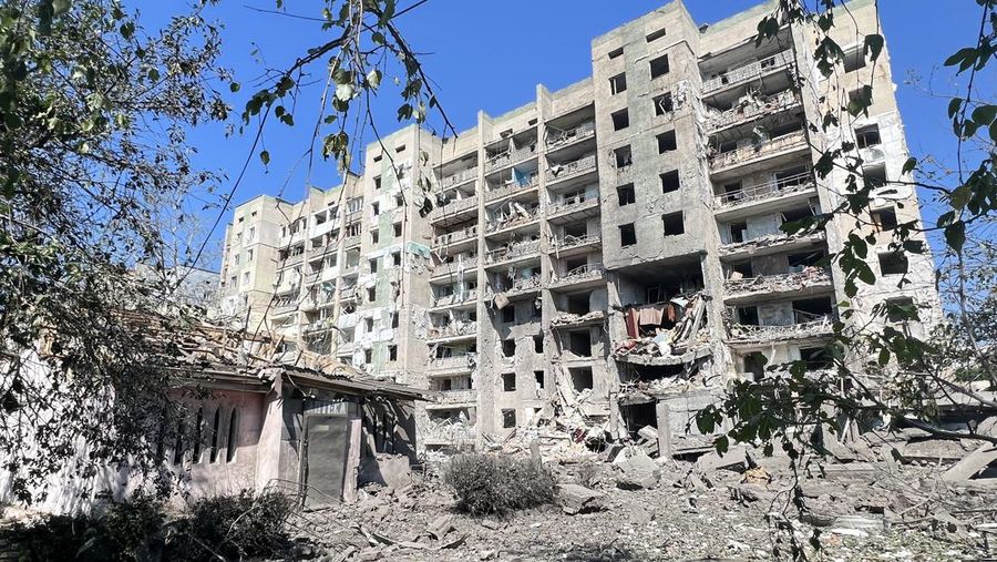 Petugas bekerja di bangunan tempat tinggal yang rusak akibat serangan rudal Rusia di desa Serhiivka, wilayah Odesa, Ukraina, Jumat (1/7/2022). Sedikitnya 21 orang tewas dan 38 lainnya cedera dalam serangan rudal Rusia di sebuah blok apartemen dan pusat rekreasi di kota resor barat daya Odessa. (Photo by Vladimir Shtanko/Anadolu Agency via Getty Images)