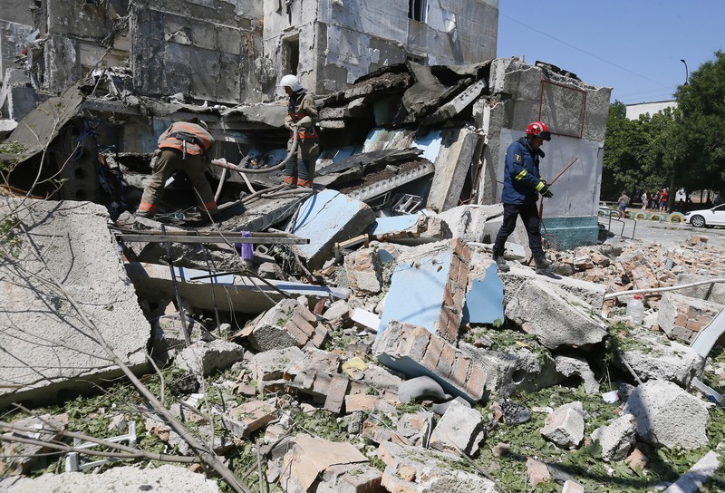 Petugas bekerja di bangunan tempat tinggal yang rusak akibat serangan rudal Rusia di desa Serhiivka, wilayah Odesa, Ukraina, Jumat (1/7/2022). Sedikitnya 21 orang tewas dan 38 lainnya cedera dalam serangan rudal Rusia di sebuah blok apartemen dan pusat rekreasi di kota resor barat daya Odessa. (Photo by Vladimir Shtanko/Anadolu Agency via Getty Images)
