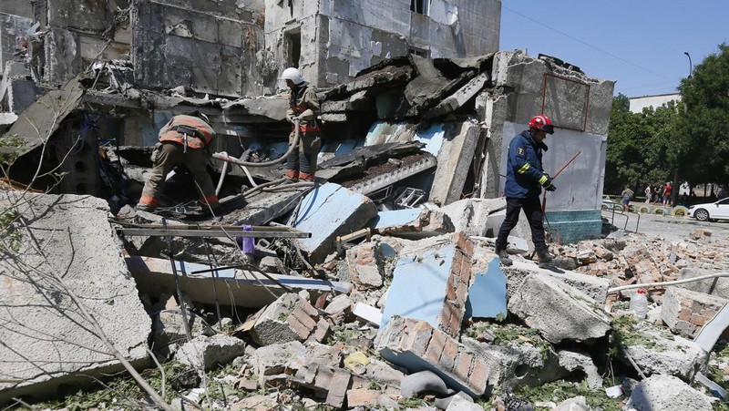 Petugas bekerja di bangunan tempat tinggal yang rusak akibat serangan rudal Rusia di desa Serhiivka, wilayah Odesa, Ukraina, Jumat (1/7/2022). Sedikitnya 21 orang tewas dan 38 lainnya cedera dalam serangan rudal Rusia di sebuah blok apartemen dan pusat rekreasi di kota resor barat daya Odessa. (Photo by Vladimir Shtanko/Anadolu Agency via Getty Images)