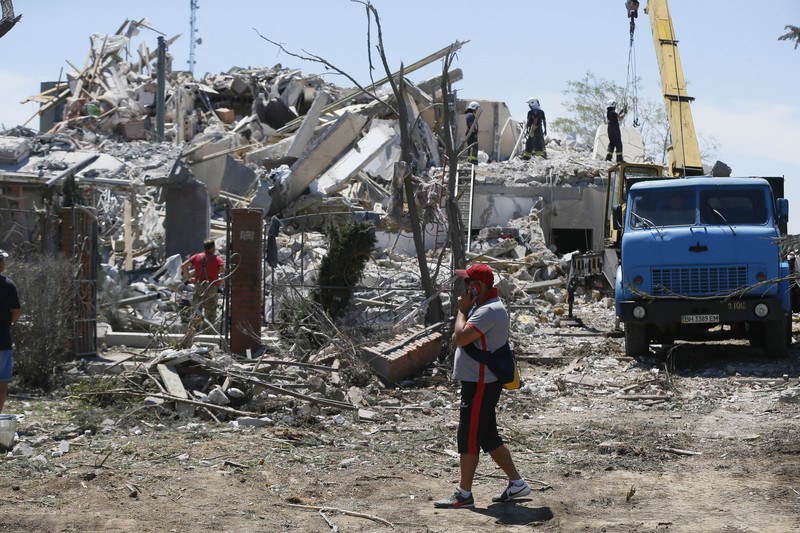 Serangan Rudal Rusia ke Apartemen di desa Serhiivka, wilayah Odesa, Ukraina Petugas bekerja di bangunan tempat tinggal yang rusak akibat serangan rudal Rusia di desa Serhiivka, wilayah Odesa, Ukraina, Jumat (1/7/2022). Sedikitnya 21 orang tewas dan 38 lainnya cedera dalam serangan rudal Rusia di sebuah blok apartemen dan pusat rekreasi di kota resor barat daya Odessa. (Photo by Vladimir Shtanko/Anadolu Agency via Getty Images)