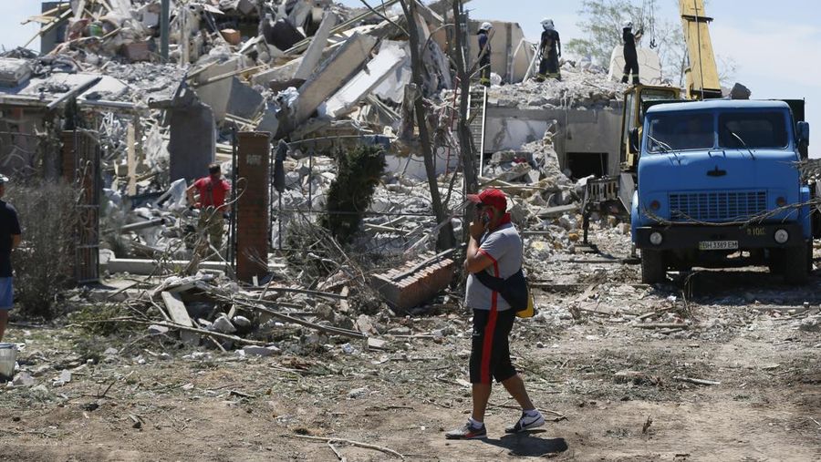 Petugas bekerja di bangunan tempat tinggal yang rusak akibat serangan rudal Rusia di desa Serhiivka, wilayah Odesa, Ukraina, Jumat (1/7/2022). Sedikitnya 21 orang tewas dan 38 lainnya cedera dalam serangan rudal Rusia di sebuah blok apartemen dan pusat rekreasi di kota resor barat daya Odessa. (Photo by Vladimir Shtanko/Anadolu Agency via Getty Images)