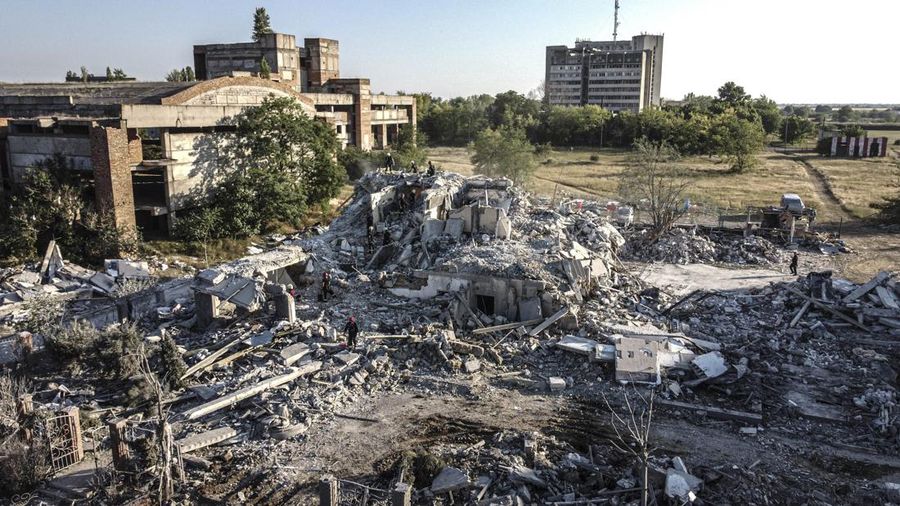 Petugas bekerja di bangunan tempat tinggal yang rusak akibat serangan rudal Rusia di desa Serhiivka, wilayah Odesa, Ukraina, Jumat (1/7/2022). Sedikitnya 21 orang tewas dan 38 lainnya cedera dalam serangan rudal Rusia di sebuah blok apartemen dan pusat rekreasi di kota resor barat daya Odessa. (Photo by Vladimir Shtanko/Anadolu Agency via Getty Images)