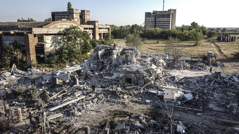 Petugas bekerja di bangunan tempat tinggal yang rusak akibat serangan rudal Rusia di desa Serhiivka, wilayah Odesa, Ukraina, Jumat (1/7/2022). Sedikitnya 21 orang tewas dan 38 lainnya cedera dalam serangan rudal Rusia di sebuah blok apartemen dan pusat rekreasi di kota resor barat daya Odessa. (Photo by Vladimir Shtanko/Anadolu Agency via Getty Images)