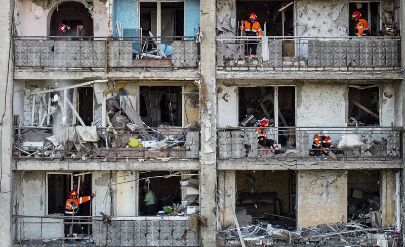 Serangan Rudal Rusia ke Apartemen di desa Serhiivka, wilayah Odesa, Ukraina Petugas bekerja di bangunan tempat tinggal yang rusak akibat serangan rudal Rusia di desa Serhiivka, wilayah Odesa, Ukraina, Jumat (1/7/2022). Sedikitnya 21 orang tewas dan 38 lainnya cedera dalam serangan rudal Rusia di sebuah blok apartemen dan pusat rekreasi di kota resor barat daya Odessa. (Photo by Vladimir Shtanko/Anadolu Agency via Getty Images)