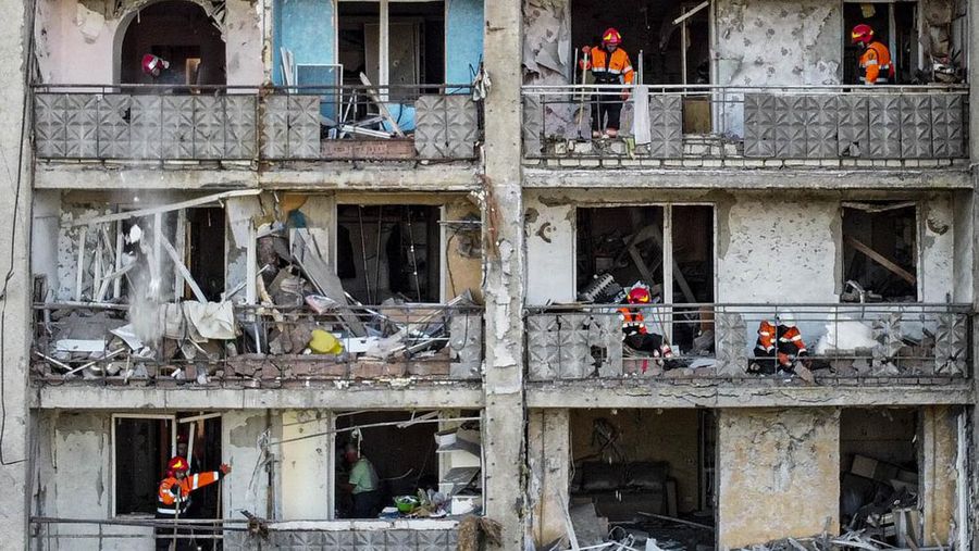 Petugas bekerja di bangunan tempat tinggal yang rusak akibat serangan rudal Rusia di desa Serhiivka, wilayah Odesa, Ukraina, Jumat (1/7/2022). Sedikitnya 21 orang tewas dan 38 lainnya cedera dalam serangan rudal Rusia di sebuah blok apartemen dan pusat rekreasi di kota resor barat daya Odessa. (Photo by Vladimir Shtanko/Anadolu Agency via Getty Images)