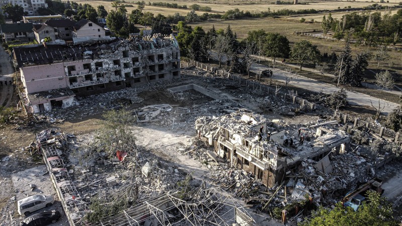 Petugas bekerja di bangunan tempat tinggal yang rusak akibat serangan rudal Rusia di desa Serhiivka, wilayah Odesa, Ukraina, Jumat (1/7/2022). Sedikitnya 21 orang tewas dan 38 lainnya cedera dalam serangan rudal Rusia di sebuah blok apartemen dan pusat rekreasi di kota resor barat daya Odessa. (Photo by Vladimir Shtanko/Anadolu Agency via Getty Images)