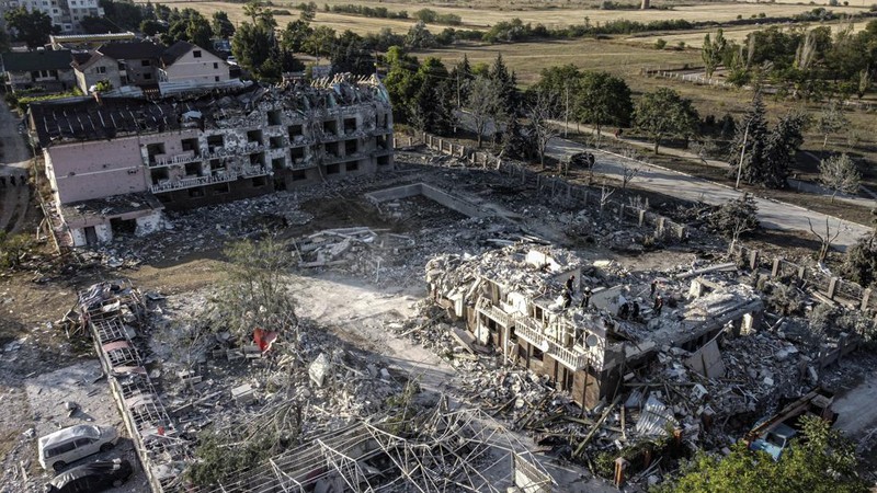 Petugas bekerja di bangunan tempat tinggal yang rusak akibat serangan rudal Rusia di desa Serhiivka, wilayah Odesa, Ukraina, Jumat (1/7/2022). Sedikitnya 21 orang tewas dan 38 lainnya cedera dalam serangan rudal Rusia di sebuah blok apartemen dan pusat rekreasi di kota resor barat daya Odessa. (Photo by Vladimir Shtanko/Anadolu Agency via Getty Images)