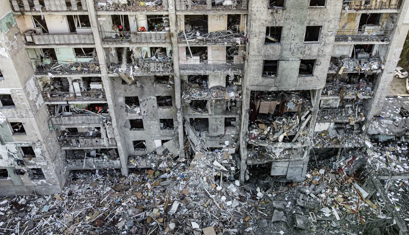Serangan Rudal Rusia ke Apartemen di desa Serhiivka, wilayah Odesa, Ukraina Petugas bekerja di bangunan tempat tinggal yang rusak akibat serangan rudal Rusia di desa Serhiivka, wilayah Odesa, Ukraina, Jumat (1/7/2022). Sedikitnya 21 orang tewas dan 38 lainnya cedera dalam serangan rudal Rusia di sebuah blok apartemen dan pusat rekreasi di kota resor barat daya Odessa. (Photo by Vladimir Shtanko/Anadolu Agency via Getty Images)