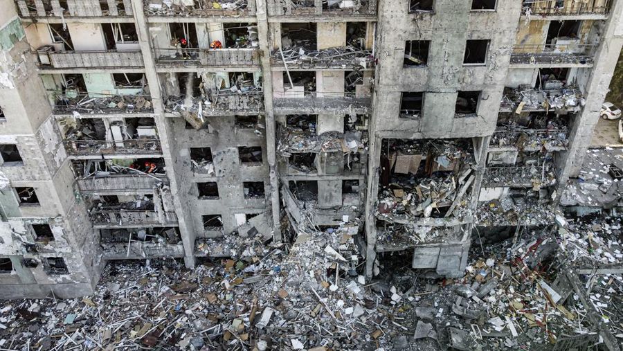 Petugas bekerja di bangunan tempat tinggal yang rusak akibat serangan rudal Rusia di desa Serhiivka, wilayah Odesa, Ukraina, Jumat (1/7/2022). Sedikitnya 21 orang tewas dan 38 lainnya cedera dalam serangan rudal Rusia di sebuah blok apartemen dan pusat rekreasi di kota resor barat daya Odessa. (Photo by Vladimir Shtanko/Anadolu Agency via Getty Images)