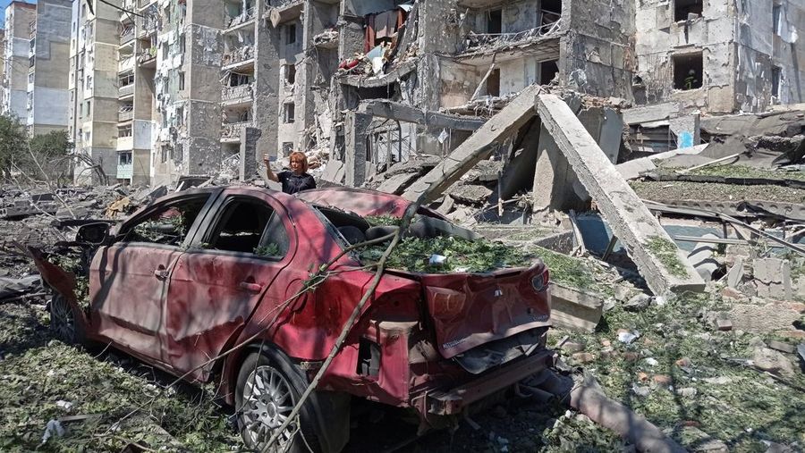 Petugas bekerja di bangunan tempat tinggal yang rusak akibat serangan rudal Rusia di desa Serhiivka, wilayah Odesa, Ukraina, Jumat (1/7/2022). Sedikitnya 21 orang tewas dan 38 lainnya cedera dalam serangan rudal Rusia di sebuah blok apartemen dan pusat rekreasi di kota resor barat daya Odessa. (Photo by Vladimir Shtanko/Anadolu Agency via Getty Images)