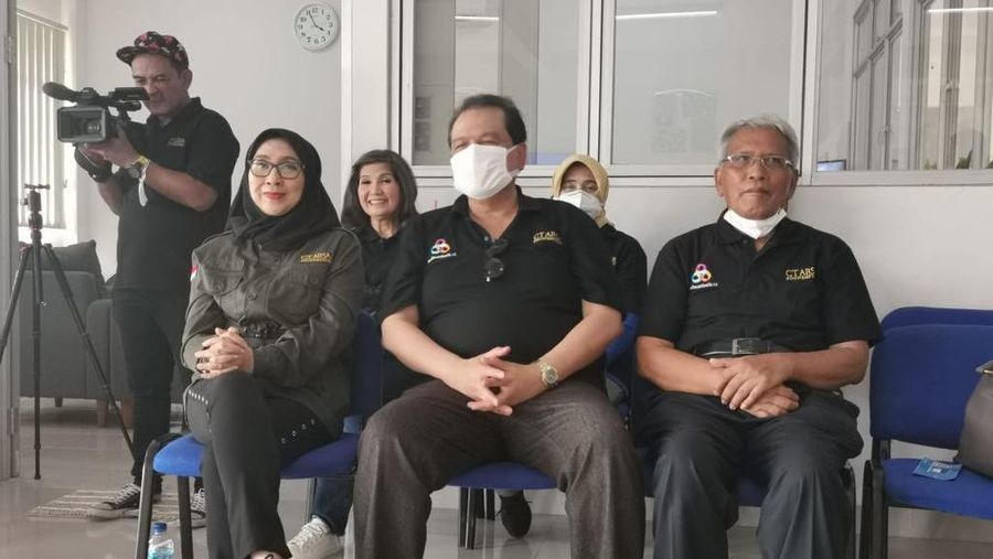Penandatanganan kerjasama antara CT Arsa Foundation dengan Yayasan Prasetia Mulya di SMA Unggulan CT Arsa di Sukoharjo. (Istimewa)