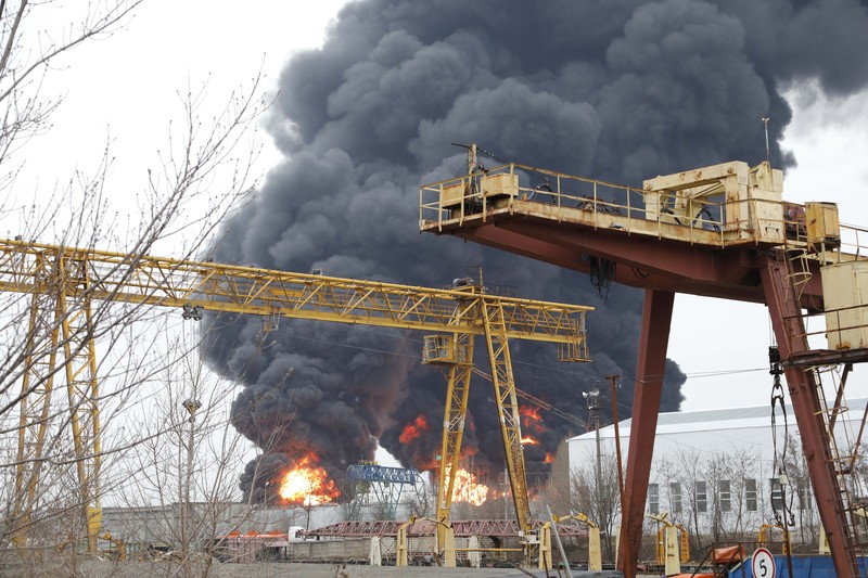 Dalam foto yang dirilis oleh Layanan Pers Kementerian Darurat Rusia pada hari Jumat, 1 April 2022, pemandangan lokasi kebakaran di depot minyak di wilayah Belgorod, Rusia. (Russian Emergency Ministry Press Service via AP)